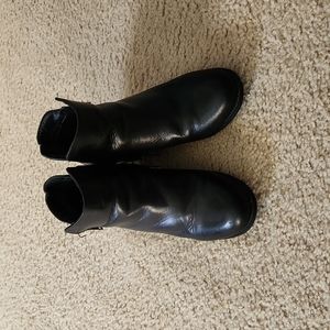 Propet boots, size 71/2m, black in color.